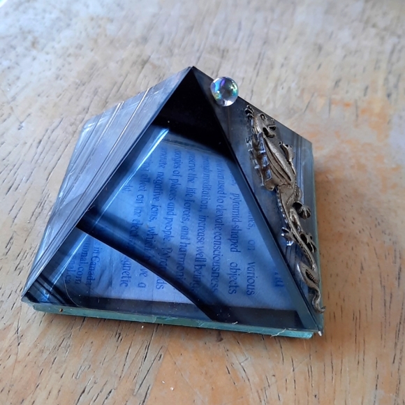 CRYSTAL DRAGON CHARGING PYRAMID KHEOPS Iridescent Blue Mirrored Chakra A… - Picture 4 of 11